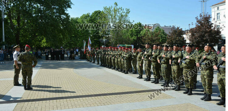 С военни почести и хоро Хасково празнува Деня на храбростта и Българската армия