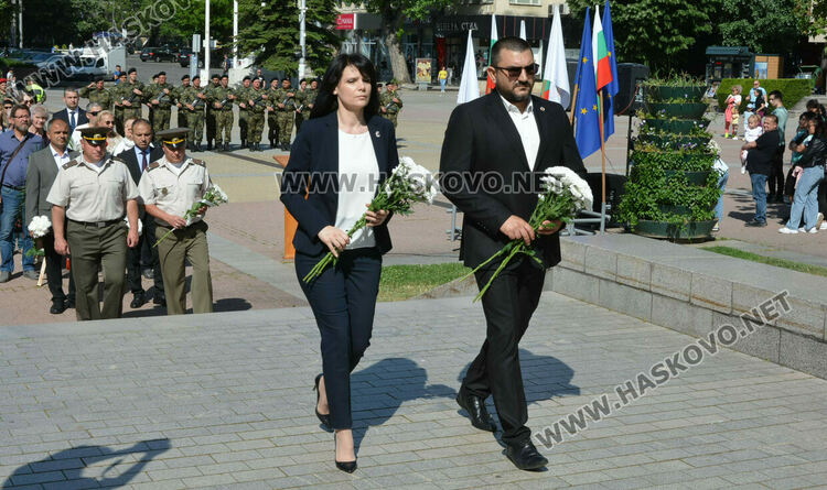 С военни почести и хоро Хасково празнува Деня на храбростта и Българската армия
