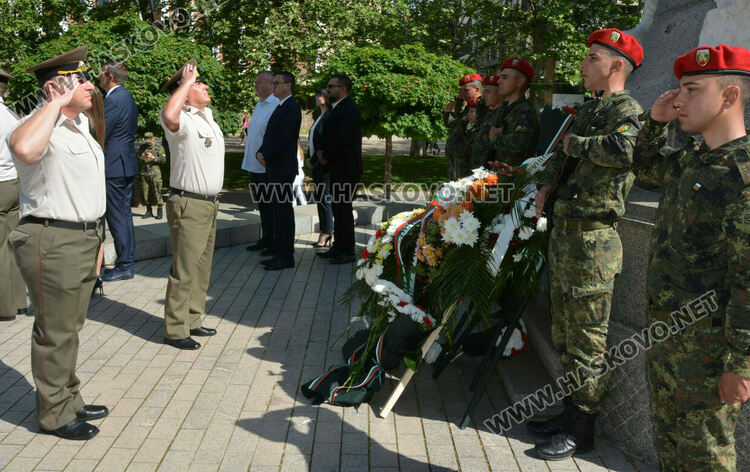 С военни почести и хоро Хасково празнува Деня на храбростта и Българската армия