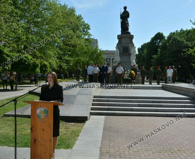 С военни почести и хоро Хасково празнува Деня на храбростта и Българската армия