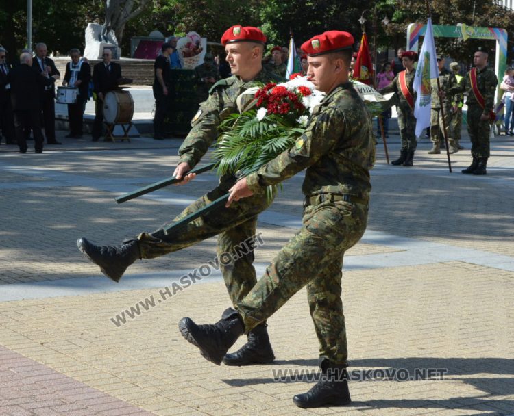 С военни почести и хоро Хасково празнува Деня на храбростта и Българската армия