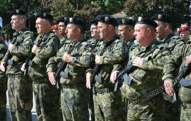 С военни почести и хоро Хасково празнува Деня на храбростта и Българската армия