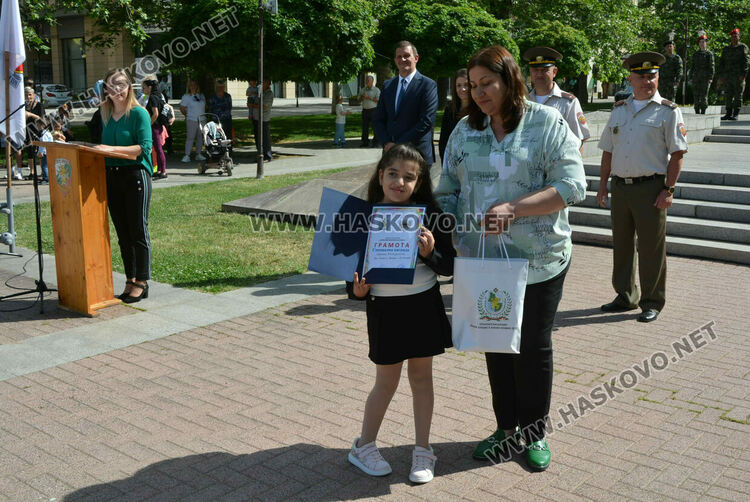 С военни почести и хоро Хасково празнува Деня на храбростта и Българската армия