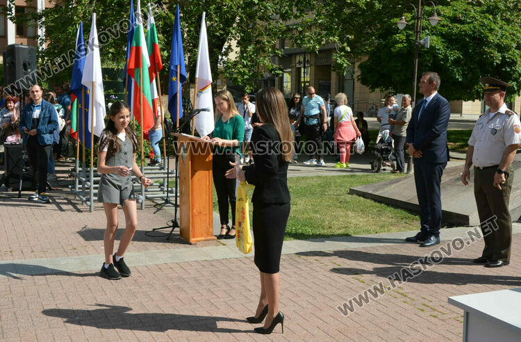 С военни почести и хоро Хасково празнува Деня на храбростта и Българската армия