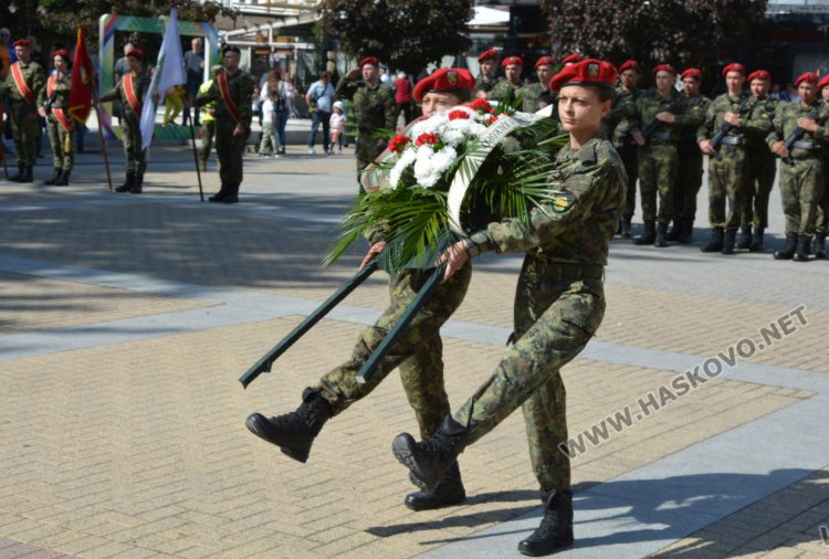 С военни почести и хоро Хасково празнува Деня на храбростта и Българската армия