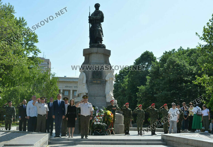 С военни почести и хоро Хасково празнува Деня на храбростта и Българската армия