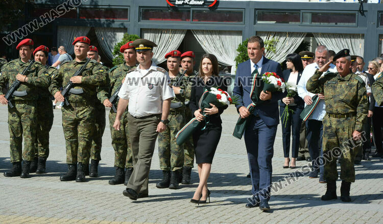 С военни почести и хоро Хасково празнува Деня на храбростта и Българската армия