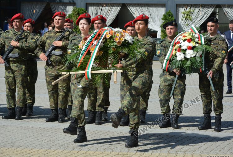 С военни почести и хоро Хасково празнува Деня на храбростта и Българската армия