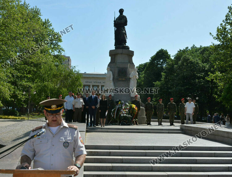 С военни почести и хоро Хасково празнува Деня на храбростта и Българската армия