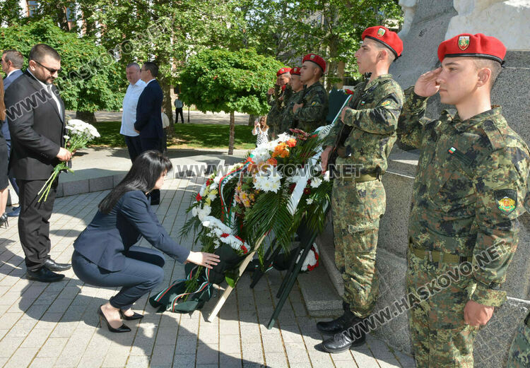 С военни почести и хоро Хасково празнува Деня на храбростта и Българската армия