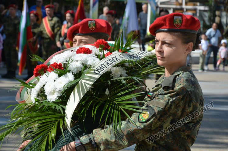 С военни почести и хоро Хасково празнува Деня на храбростта и Българската армия