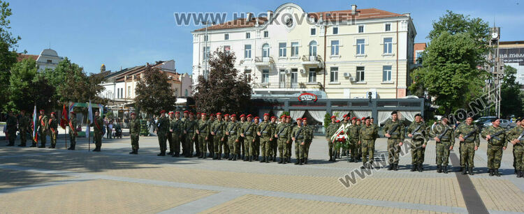 С военни почести и хоро Хасково празнува Деня на храбростта и Българската армия