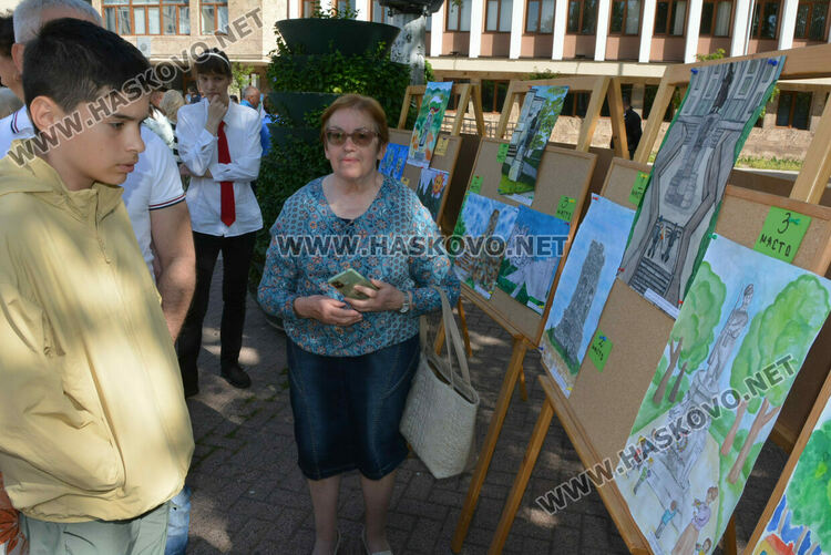 С военни почести и хоро Хасково празнува Деня на храбростта и Българската армия