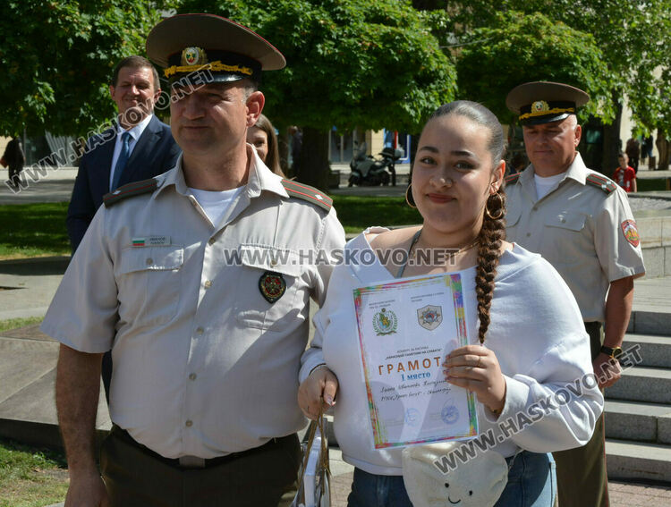 С военни почести и хоро Хасково празнува Деня на храбростта и Българската армия