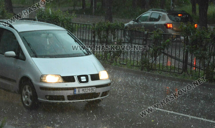 Градушка удари Хасково и региона, на места прекъсна електричеството