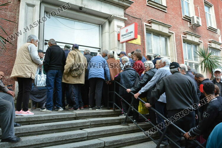 Над 100 пенсионери извиха опашка пред пощата заради авария в електричеството