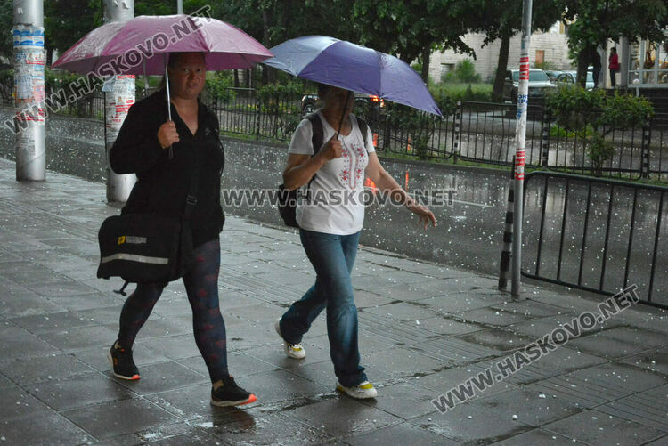 Градушка удари Хасково и региона, на места прекъсна електричеството