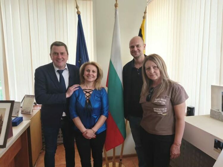 Кметът на община Перник Станислав Владимиров и председателят на Общинския съвет Денислав Захариев се срещнаха с две акушерки