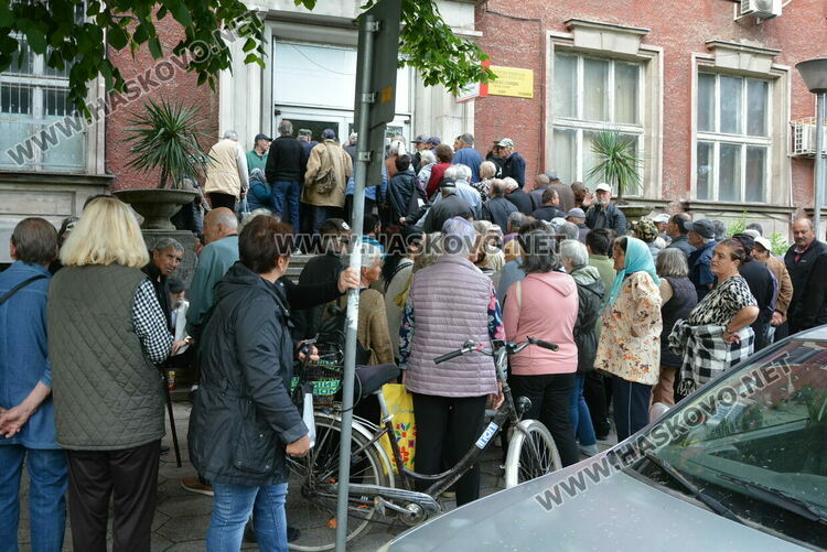 Над 100 пенсионери извиха опашка пред пощата заради авария в електричеството