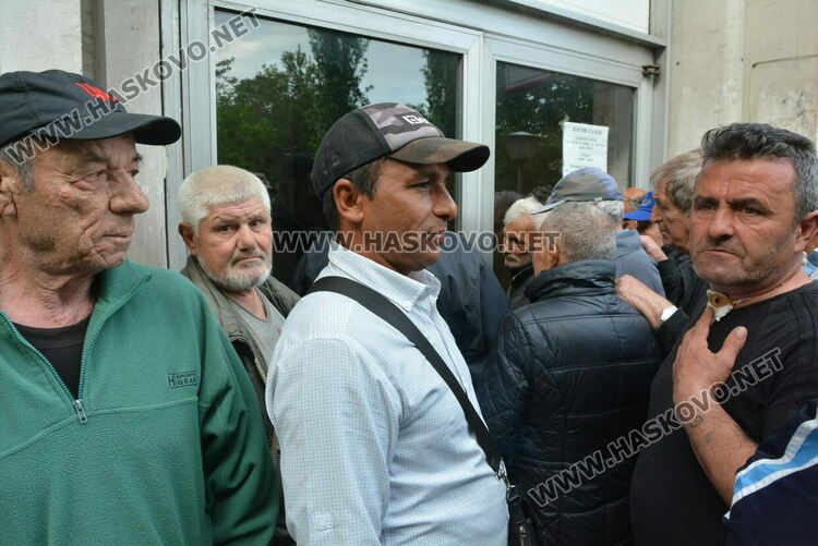 Над 100 пенсионери извиха опашка пред пощата заради авария в електричеството