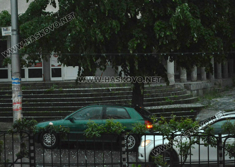 Градушка удари Хасково и региона, на места прекъсна електричеството