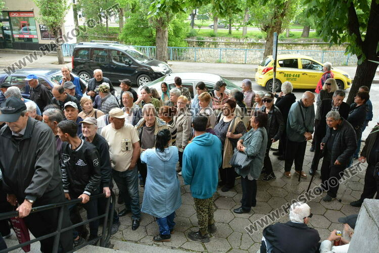 Над 100 пенсионери извиха опашка пред пощата заради авария в електричеството