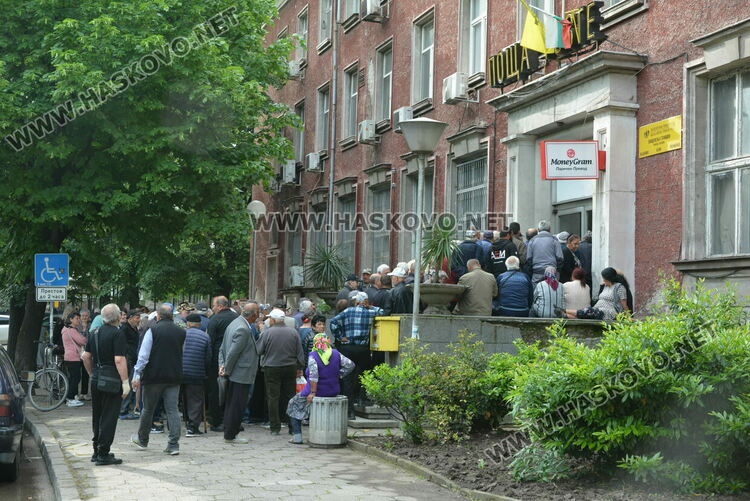 Над 100 пенсионери извиха опашка пред пощата заради авария в електричеството