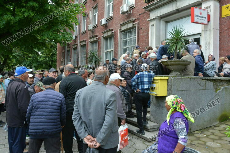 Над 100 пенсионери извиха опашка пред пощата заради авария в електричеството