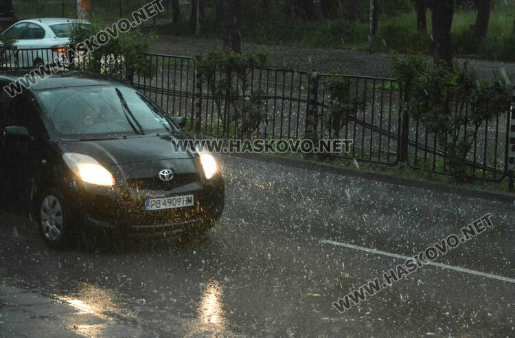 Градушка удари Хасково и региона, на места прекъсна електричеството