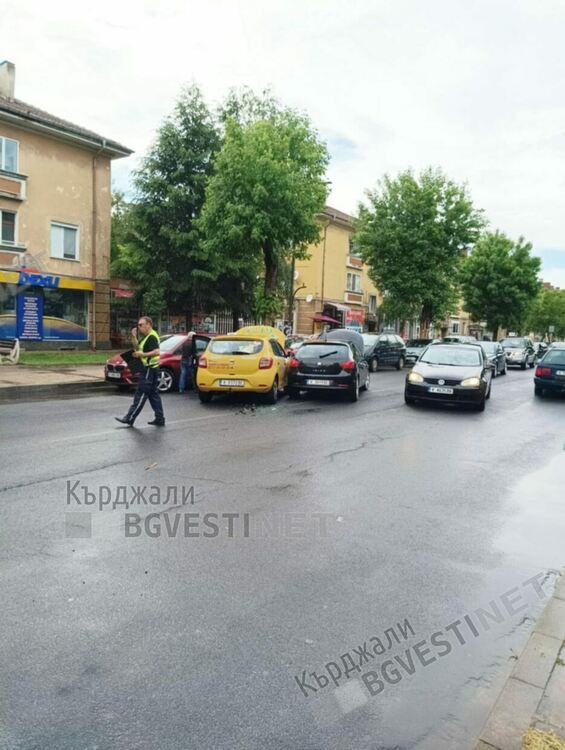Катастрофа блокира трафика по бул.”България” в Кърджали,коли влязоха в насрещното/снимки/