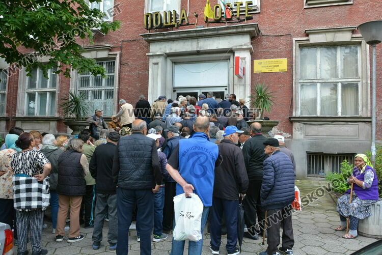 Над 100 пенсионери извиха опашка пред пощата заради авария в електричеството