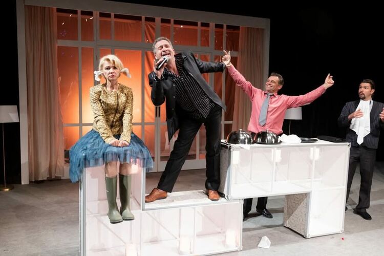 „Брак по спешност“ със специалното участие на Мая Бежанска в Хасково