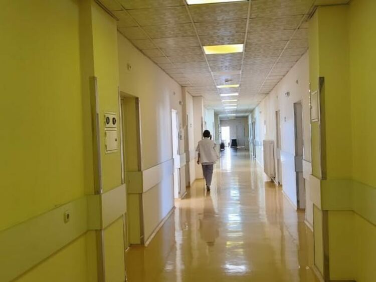 Кметът на община Перник Станислав Владимиров и председателят на Общинския съвет Денислав Захариев се срещнаха с две акушерки