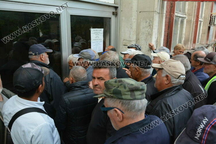 Над 100 пенсионери извиха опашка пред пощата заради авария в електричеството