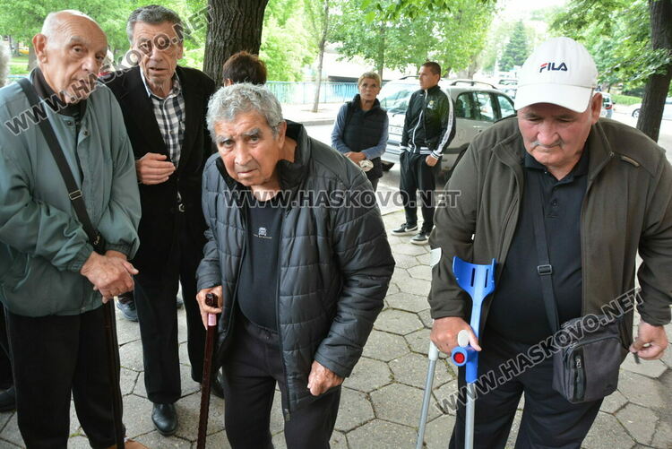 Над 100 пенсионери извиха опашка пред пощата заради авария в електричеството