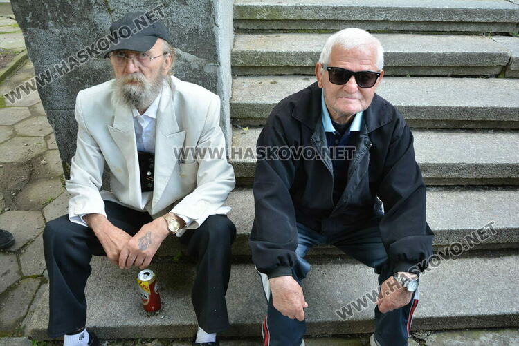 Над 100 пенсионери извиха опашка пред пощата заради авария в електричеството