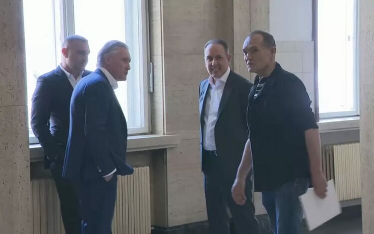 Братята Домусчиеви и Васил Божков пред съдебната зала