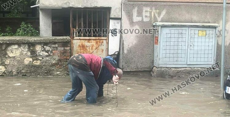 Бурята събори дърво и бетонен стълб върху кола в Хасково