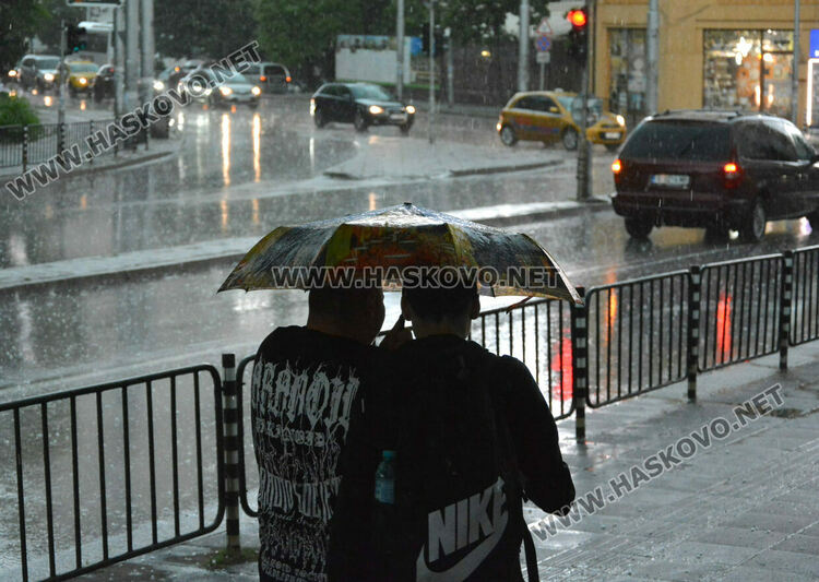 Градушка удари Хасково и региона, на места прекъсна електричеството