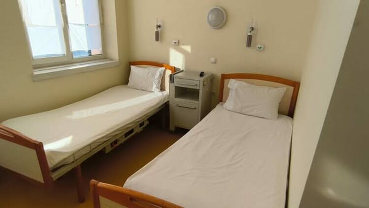 Кметът на община Перник Станислав Владимиров и председателят на Общинския съвет Денислав Захариев се срещнаха с две акушерки