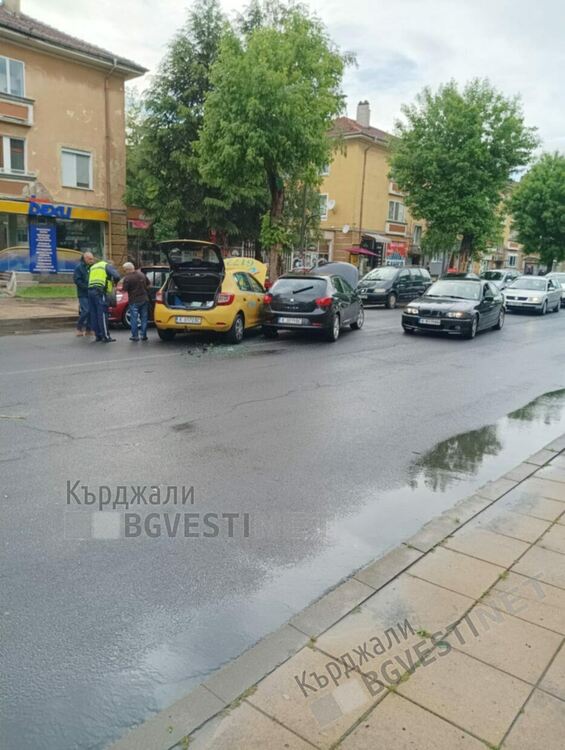 Катастрофа блокира трафика по бул.”България” в Кърджали,коли влязоха в насрещното/снимки/