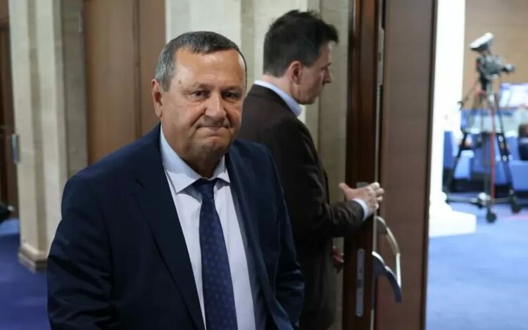 Хасан Адемов обяви пред депутатите, че идеята на пенсията за репресия е пострадалите от комунизма да бъдат „морално реабилитирани и да получат частична финансова компенсация“.