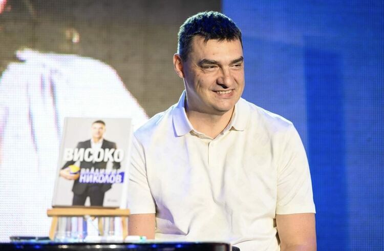 Владо Николов в очакване на срещата с хасковската публика