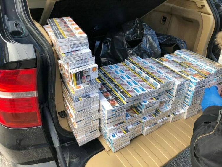 Близо 6000 безакцизни цигари са открити в кола и жилище на жена