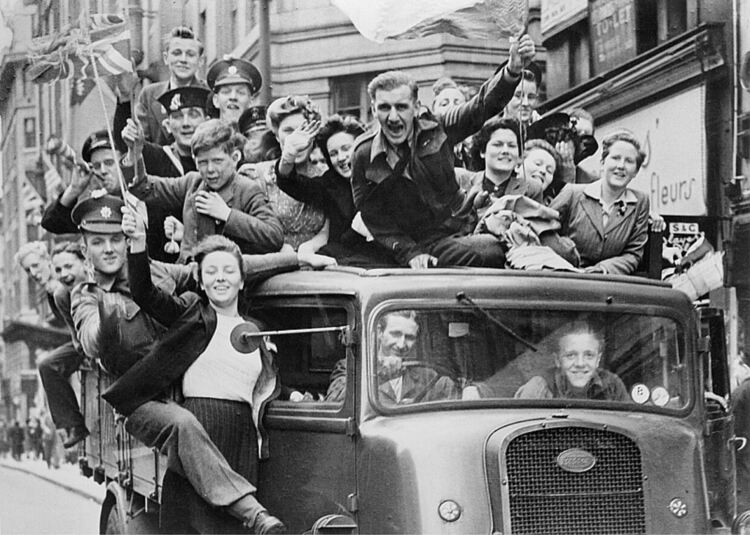 Празненства в Лондон, 8 май 1945 г. Камион с празнуващи минава през Странд, Лондон Източник: Imperial War Museums.