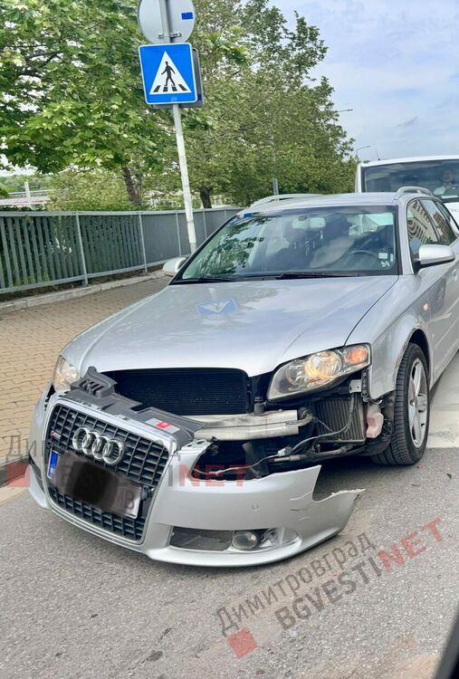 ОБНОВЕНА: Катастрофа между автобус и Audi на кръговото при „Кулата“ в Димитровград