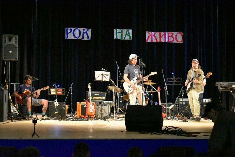 Майски културни празници 2025 г. бяха официално открити с впечатляваща изложба и рок концерт