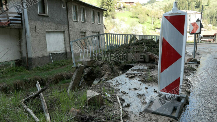 Жителите на село Стойките заплашват да блокират пътя Смоля-Девин! Четири години се молят за ремонт. Тротоарът бил на общината, асфалта на ОПУ / ГАЛЕРИЯ/
