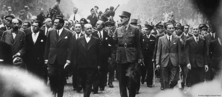 Париж, 1944 година: генерал Дьо Гол с дейци на съпротивата срещу Хитлер