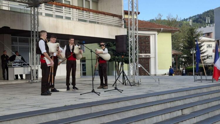  12 отбора от 4 държави участват в 31-вото Световно първенство по спортен риболов в Девин